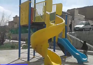 خطر سقوط در کمین کودکان در پارک تفریحی روستای «همدانک» + فیلم