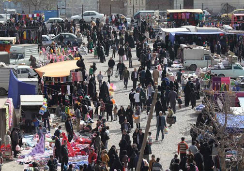 بازار متنوع در مازندران با انواع سلیقه&zwnj;های زنان ومردان ایرانی برای استقبال رفتن عید نوروز