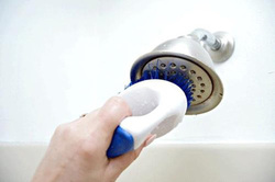ترفندهایی جالب برای تمیز کردن سردوش حمام +تصاویر