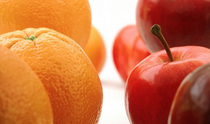 مظنه خرید پرتقال و سیب در بازار شب چهارشنبه سوری