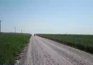 گرد و خاک ناشی از تردد خودروها در جاده روستای «مزعل ضمدی» + فیلم