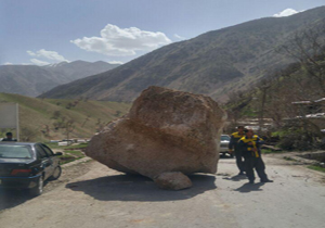 سقوط سنگ غول‌پیکر در روستای «بیوند» + تصاویر