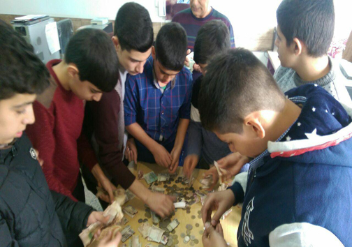 دانش آموزان دو مدرسه نهاوند هزینه خرید ترقه را به بیماران سرطانی کمک کردند