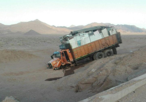تصادف مرگبار کامیون با خودروی سواری در محور جندق - خور + تصاویر