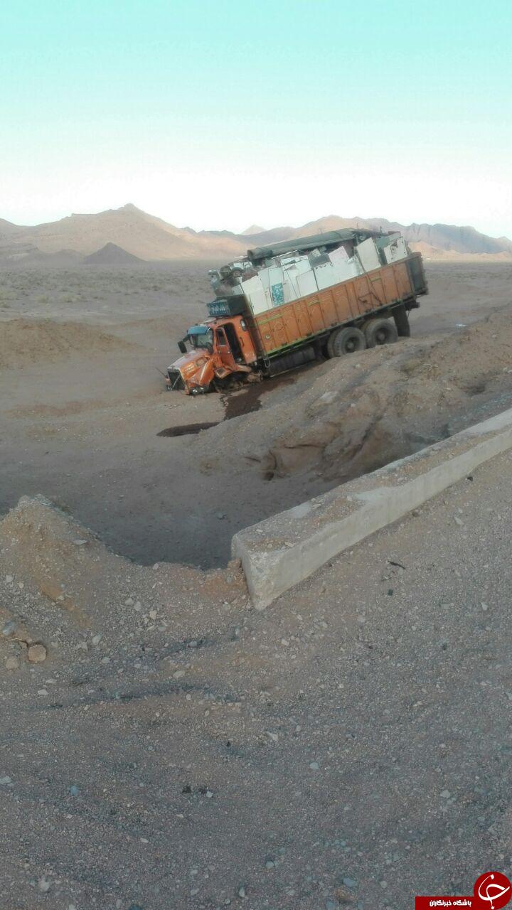 تصادف مرگبار کامیون با خودروی سواری در محور جندق - خور + تصاویر تصادف مرگبار کامیون با خودروی سواری در محور جندق - خور + تصاویر