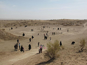 پاکسازی سایت باستانی ویگُل با زنجیره انسانی دوستداران محیط زیست