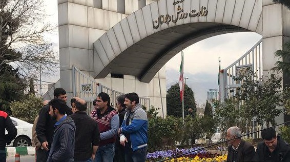 اعتراض پرسنل ورزشگاه آزادی مقابل وزارت ورزش و جوانان + تصاویر