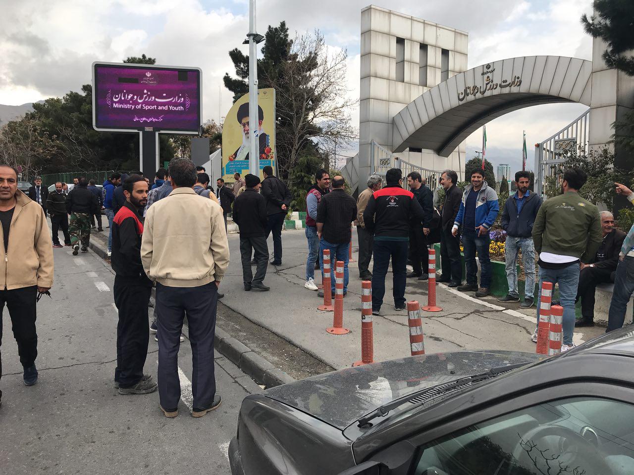 اعتراض پرسنل ورزشگاه آزادی مقابل وزارت ورزش و جوانان + تصاویر