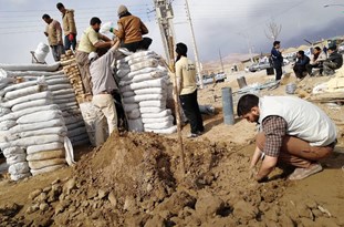 شهرستانی که در آن به جای خانه&zwnj;تکانی آوار برداری می شود+تصاویر