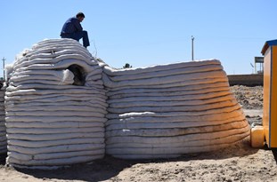 شهرستانی که در آن به جای خانه&zwnj;تکانی آوار برداری می شود+تصاویر