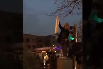 ماجرای هدیه همسر میرحسین موسوی به یکی از دختران خیابان انقلاب! +تصاویر