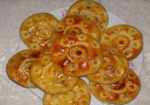 جشنواره پخت نان و کلوچه سنتی در روستای چشمه قنداب