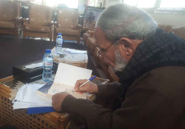 اهدای دو جلد کتاب به جشنواره عمار توسط رهبر حماس