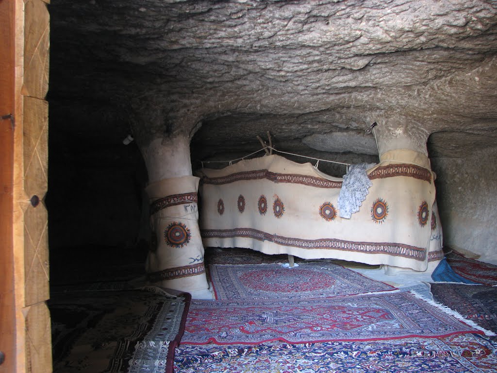 میمند روستای دستکند وزیبا در دل کوههای شهربابک