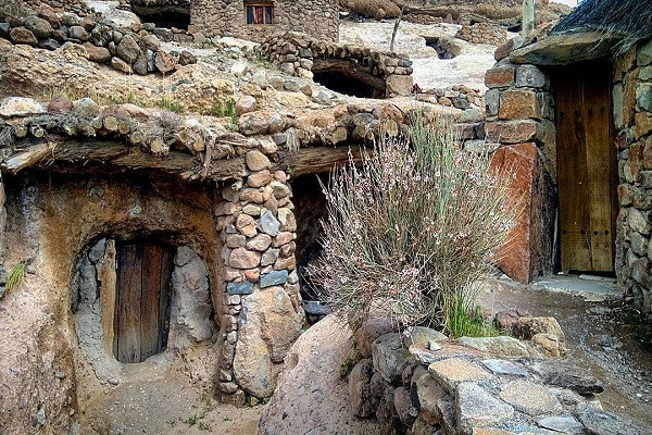 میمند روستای دستکند وزیبا در دل کوههای شهربابک