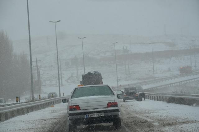 بارش برف و باران و لغزندگی جاده های استان زنجان