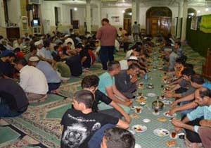اطعام 300 خانوار زیر پوشش در میناب