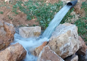 هدررفت آب شرب تجره‌گله‌دار در بحران کم‌آبی + فیلم