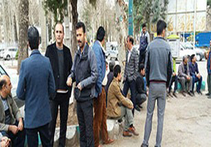 تجمع کارگران شرکت صدر فولاد خرم آباد مقابل استانداری لرستان