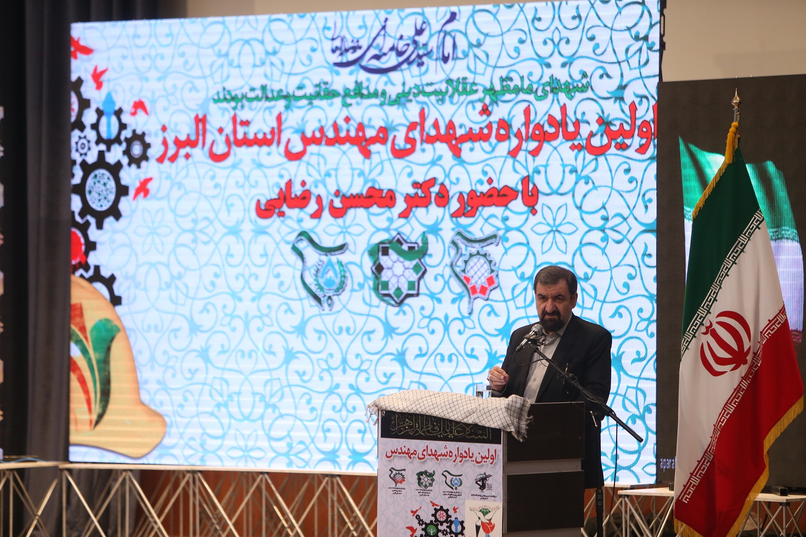 کسانی که در گذشته خود را خادم ملت می دانستند امروز در کنار دشمنان می ایستند/مدیران دیروز و امروز باید اشتباهات خود را بیان و عذرخواهی کنند