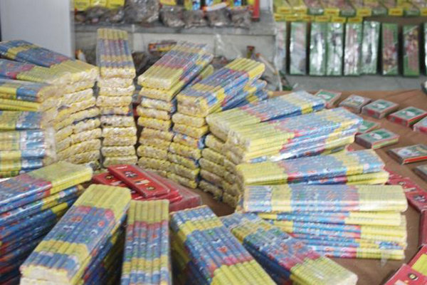 کشف بیش از 50 میلیون ترقه و 5 تن مواد پیش ساز محترقه در یک انبار