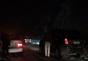گرفتار شدن خودرو در جاده هراز + فیلم