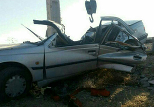 برخورد مرگبار پژو با تیر چراغ برق در جاده