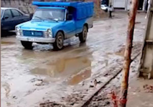 از وضعیت گِل‌آلود خیابان تا نبود بهداشت در روستای «فسندوز» + فیلم