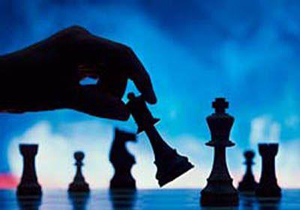 مسابقه سیمولتانه شطرنج با حضور امیرعلی دلاوری در همدان