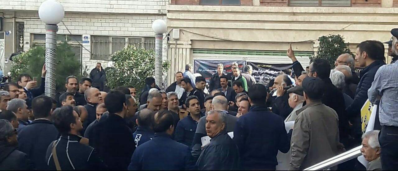 تجمع اعتراضی جمعی از کسبه پلاسکو مقابل شهرداری منطقه 12