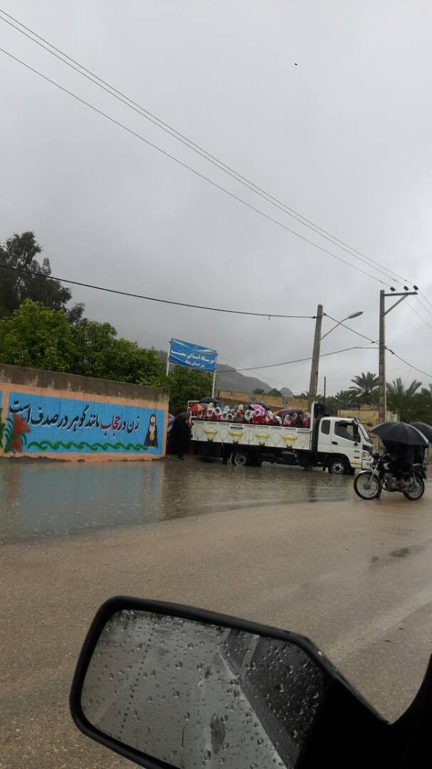 راه&zwnj;حلی جالب برای عبور دانش&zwnj;آموزان از آبگرفتگی مقابل مدرسه + تصاویر
