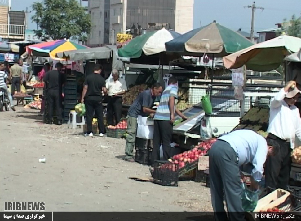 جمع آوری چادر‌ها و پلاستیک‌های دستفروشان محور روستای زیارت