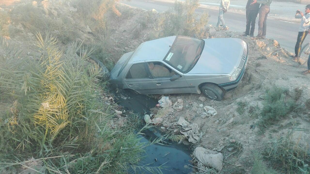 بلعیده شدن خودروها در کانال فاضلاب زابل! + فیلم