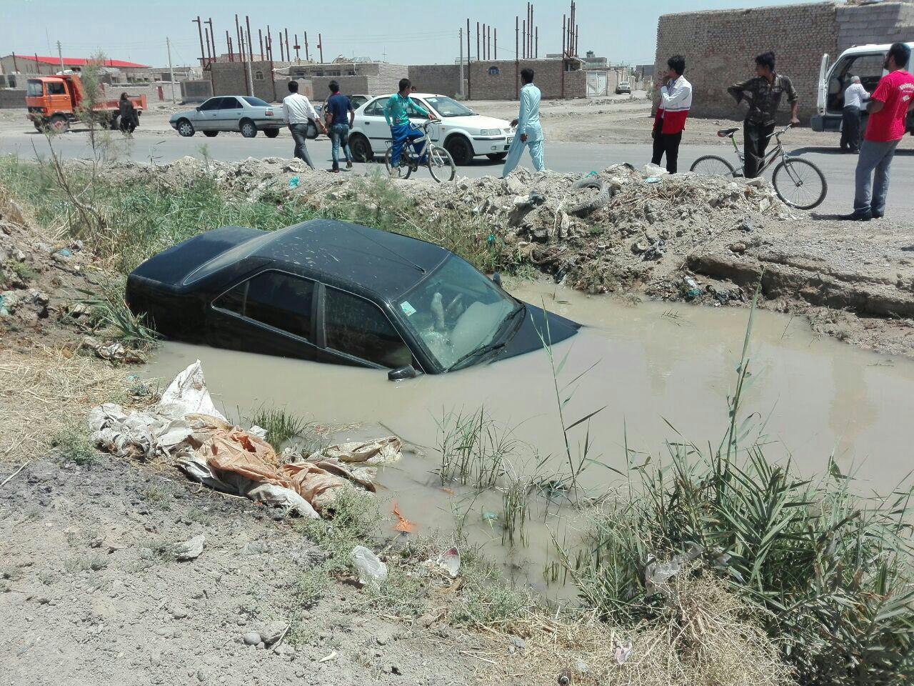 بلعیده شدن خودروها در کانال فاضلاب زابل! + فیلم