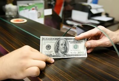 پاتوق جدید دلال های دلار/ خرید و فروش دلار آزاد بیخ گوش بانک&zwnj;ها