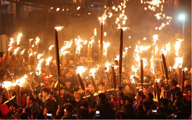 تصاویر روز: از آفتاب گرفتن یک روباه در لندن تا برگزاری جشنواره رنگ در هند