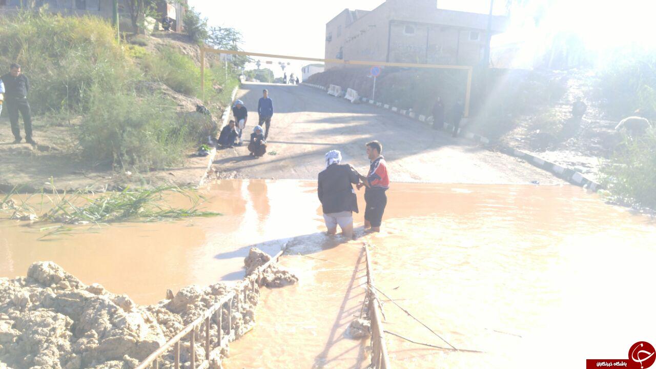 اندر مشکلات گذر از پل ارتباطی مسیر عنافجه + تصاویر