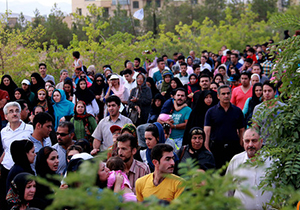 پیاده روی خانوادگی در گلستان