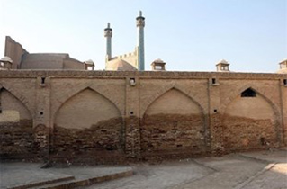 رطوبت مسجد امام از مدت‌ها قبل در میدان امام دیده می‌شد