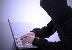سارق اینترنتی به دام پلیس سمنان افتاد