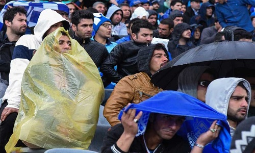 از نشستن روی نور افکن&zwnj;ها تا خوابیدن پشت درب ورزشگاه آزادی