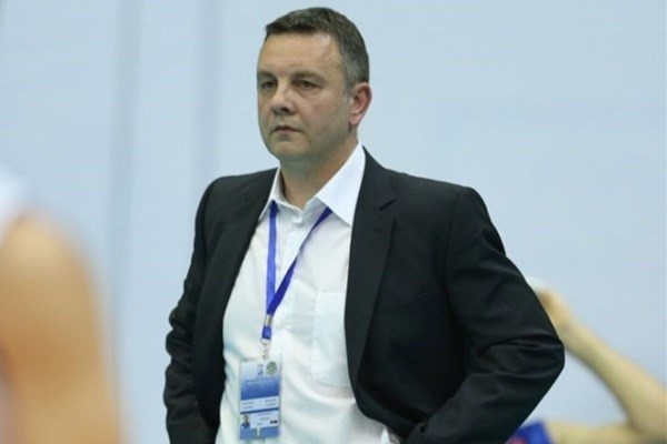 سرمربی تیم ملی والیبال وارد تهران شد