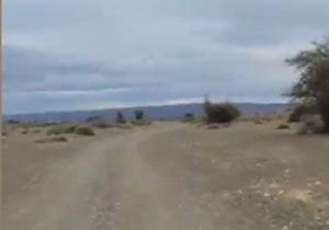 چشم‌انتظاری اهالی روستای «اسماعیلی علیا» برای آسفالت جاده + فیلم
