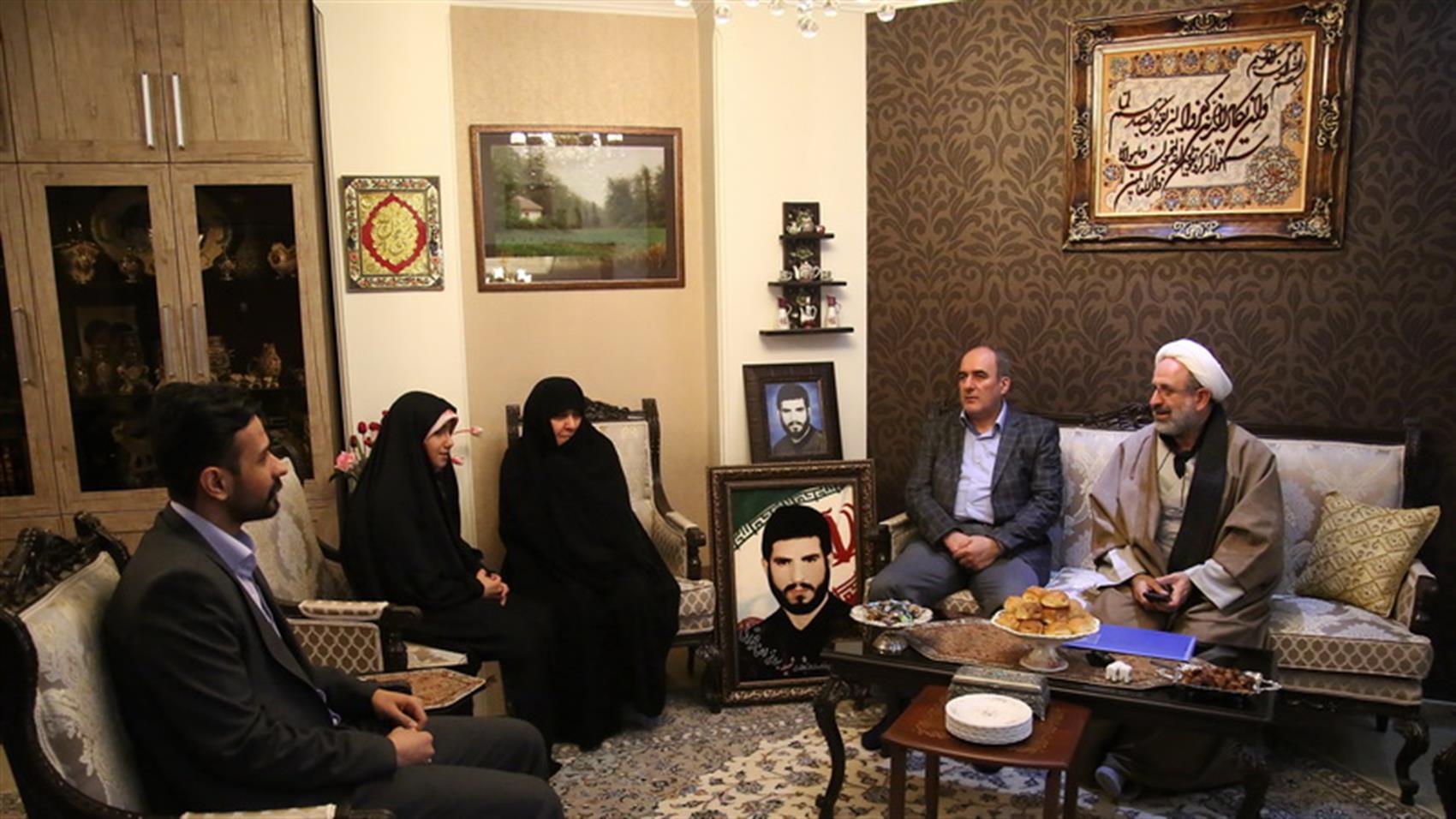 دیدار جمعی از مدیران وزارت ارتباطات با خانواده شهیدان دستگیر و قدیری