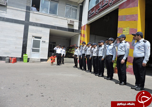 برآورده شدن آرزوی کودک سرطانی با لباس آتش نشانی +تصاویر