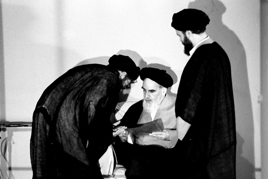 پوستر تبلیغاتی رهبر انقلاب برای زمان ریاست جمهوریشان +عکس