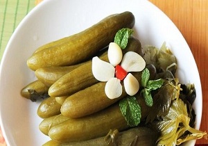 ترفندهای تهیه خیارشور ترد و خوشمزه در خانه
