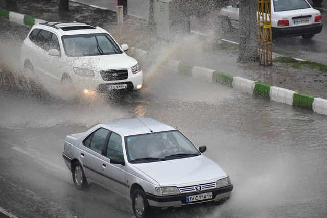 بارش باران در 5 استان کشور/ ترافیک نیمه سنگین در باند جنوبی آزادراه کرج_تهران