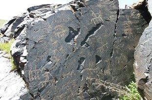 کشف سنگ نگاره ای تاریخی در شهرستان بهار