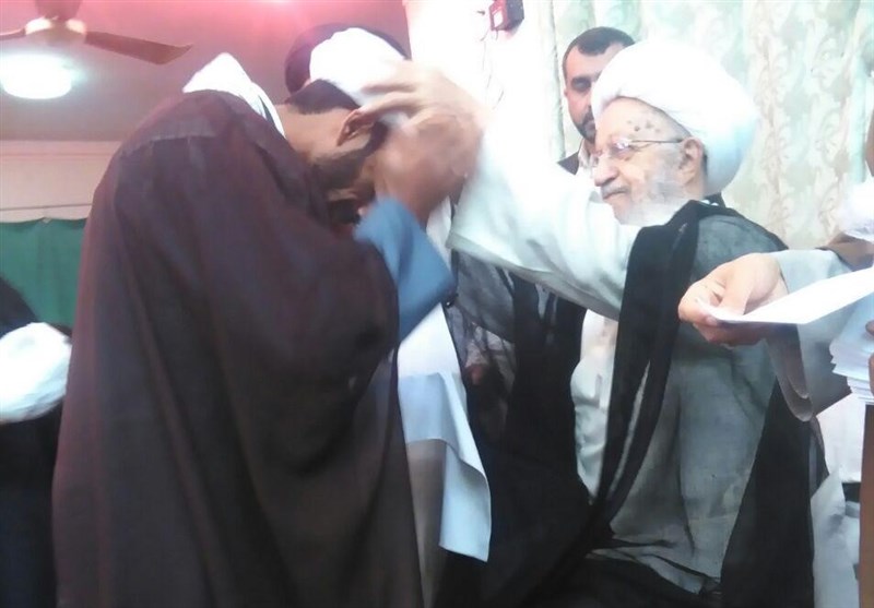 مراسم عمامه گذاری طلاب توسط آیتالله مکارم شیرازی برگزار شد مراسم عمامه گذاری طلاب توسط آیتالله مکارم شیرازی برگزار شد